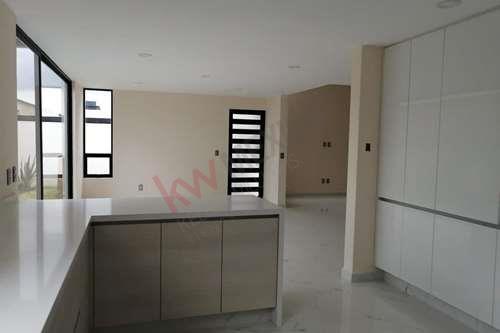Imagen 21 de CASA EN VENTA EN METEPEC, UBICADA MUY CERCA DEL CASTAÑO