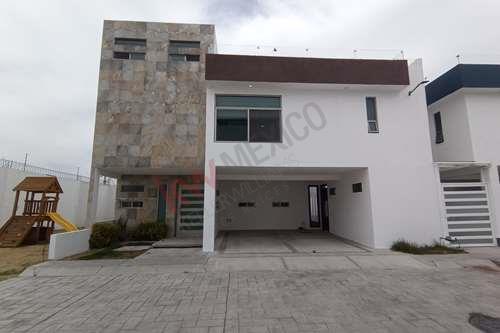 Casa nueva de 3 niveles en venta en fraccionamiento sobre Av Estado de México