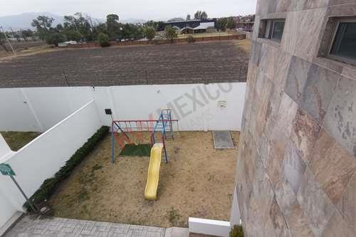 Imagen 25 de Casa nueva de 3 niveles en venta en fraccionamiento sobre Av Estado de México