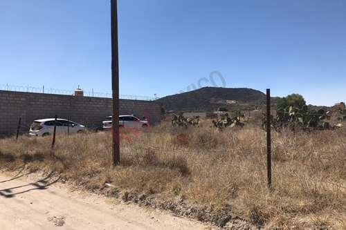 Terreno en venta con escritura, a un lado del pozo y con 3 frentes en San Martín de las Pirámides, E