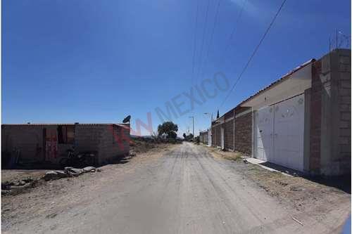 Imagen 3 de Terreno en venta con escritura, a un lado del pozo y con 3 frentes en San Martín de las Pirámides, E