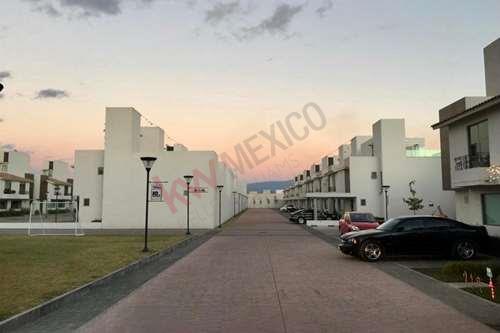 Imagen 3 de Casa en Venta en San Mateo Atenco, Estado de México, todos los servicios, con 2 estacionamientos.