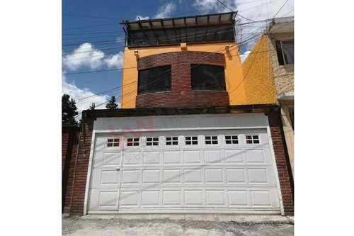 Imagen 3 de Casa en Venta a 5 minutos de Galerías Metepec y/o Town Square en Metepec, Estado de México.