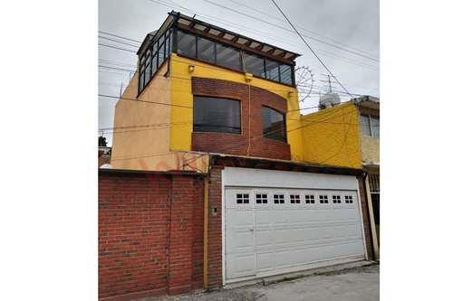 Casa en Venta a 5 minutos de Galerías Metepec y/o Town Square en Metepec, Estado de México.