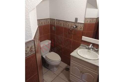 Imagen 8 de Casa en Venta a 5 minutos de Galerías Metepec y/o Town Square en Metepec, Estado de México.