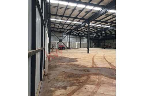 Imagen 6 de Excelente bodega comercial de 1,500 metros2. 600 metros2 de oficina y 6000 metros2 de terreno, en re