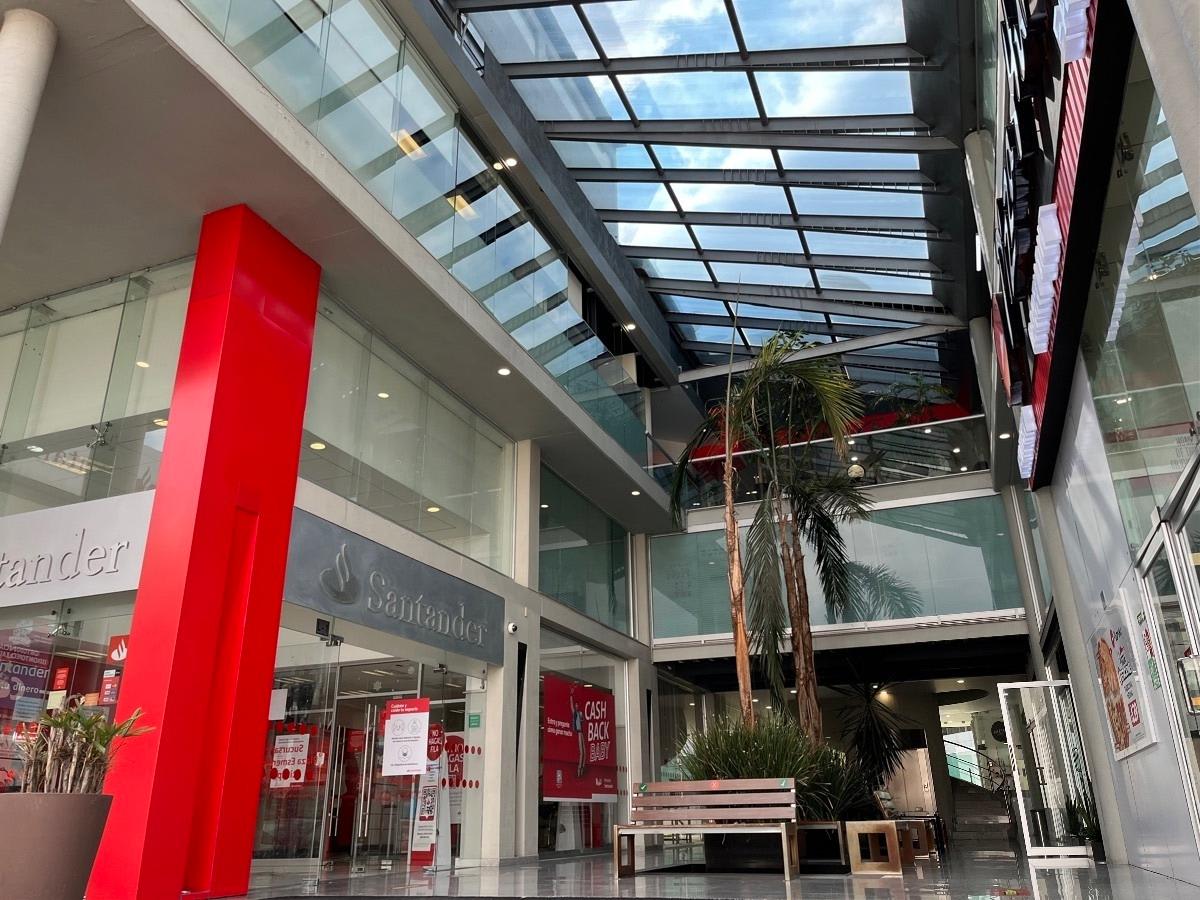 LOCAL EN PLAZA ESMERALDA 