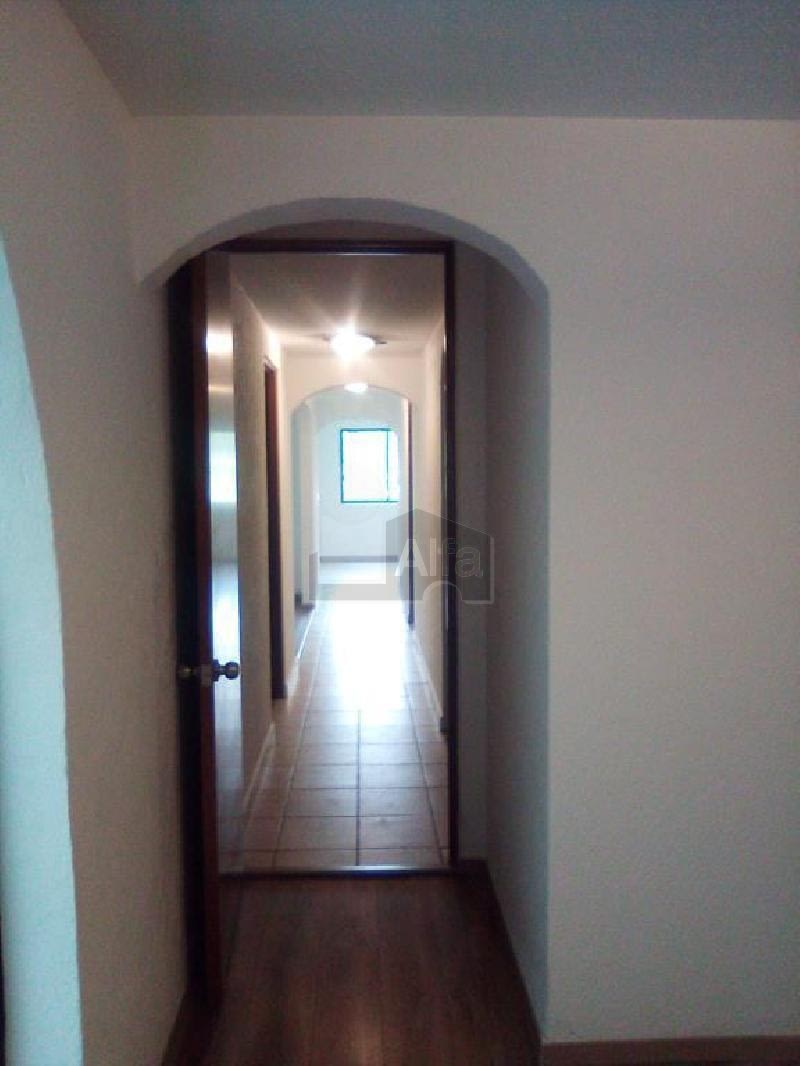 Imagen 8 de Se vende amplio departamento de 2 recámaras, con estudio y patio privado, en Bosques de Tarango