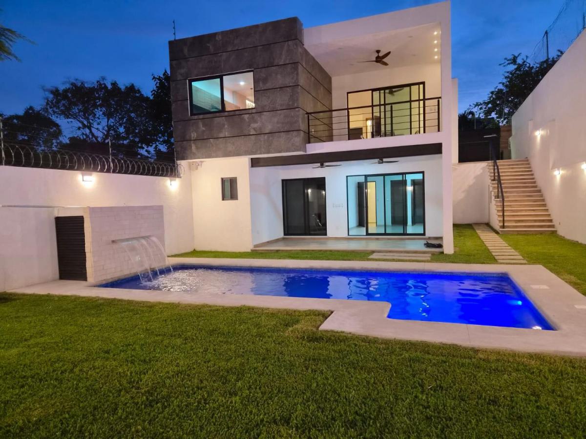 Casa con Alberca en Fraccionamiento Brisas, Temixco Morelos