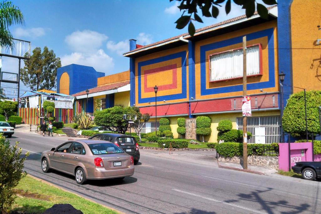 Imagen 2 de Edificio comercial frente a un Walmart
