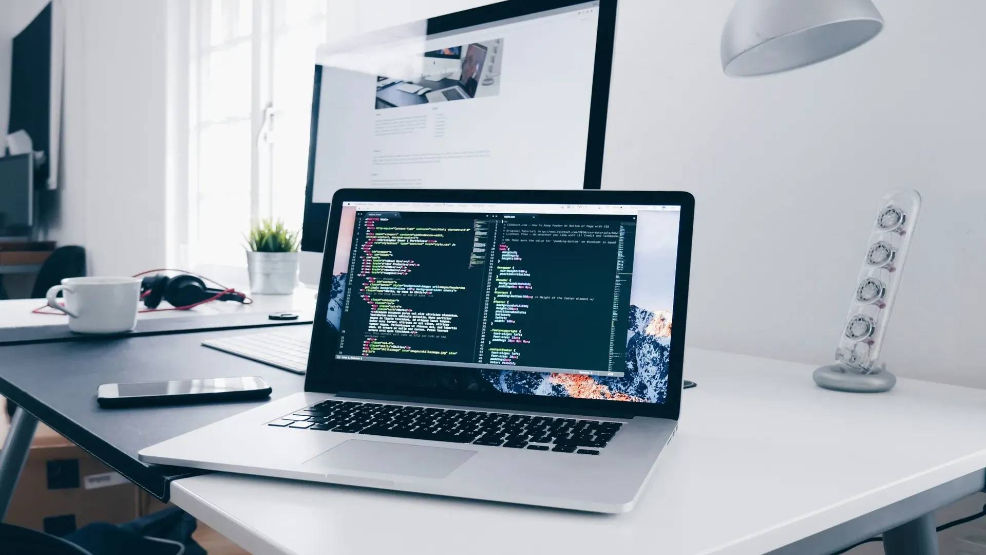 Image représentant un ordinateur affichant du code sur un bureau moderne, symbolisant le développement web.