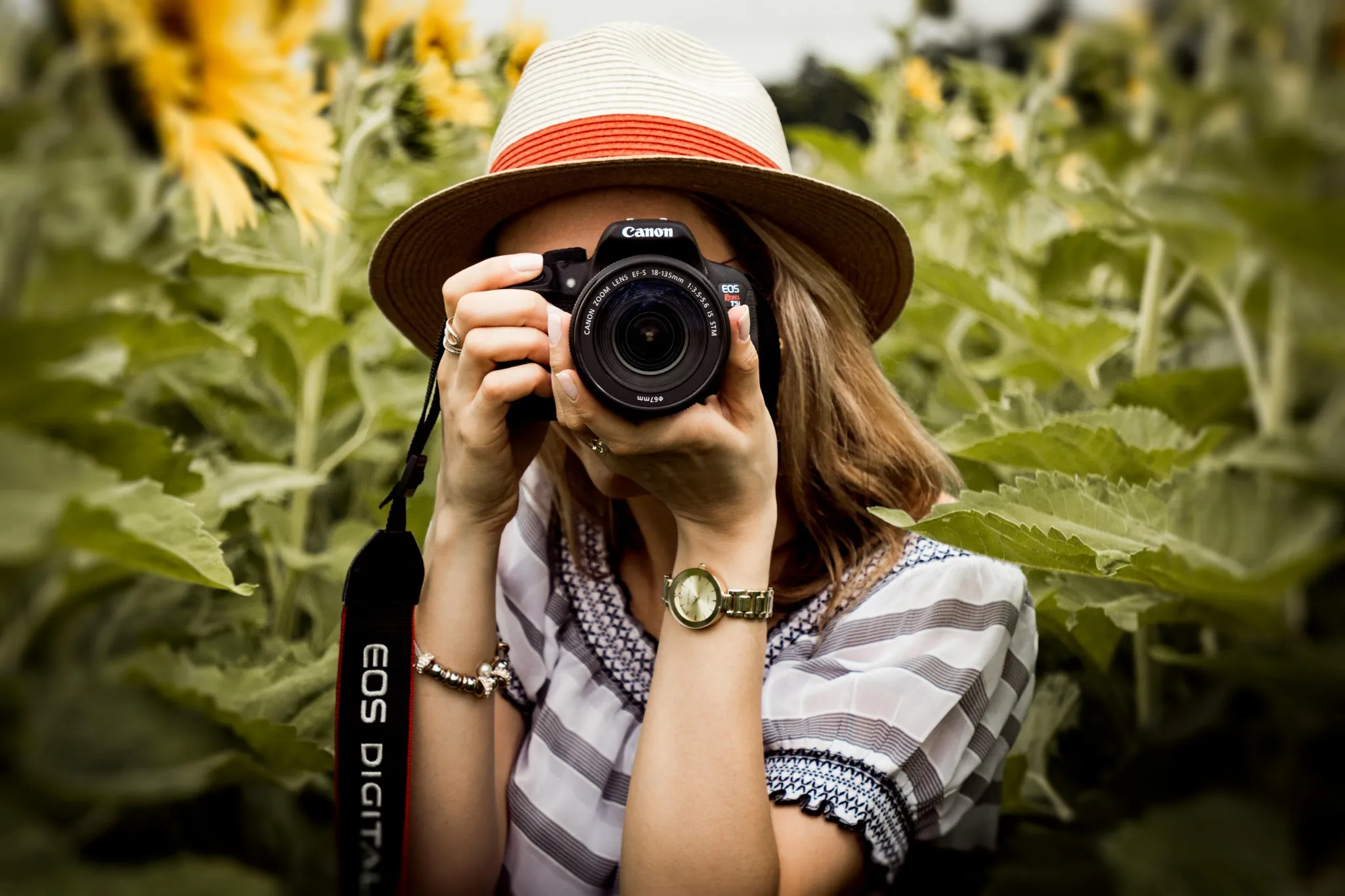 Photographe en séance avec lumière studio