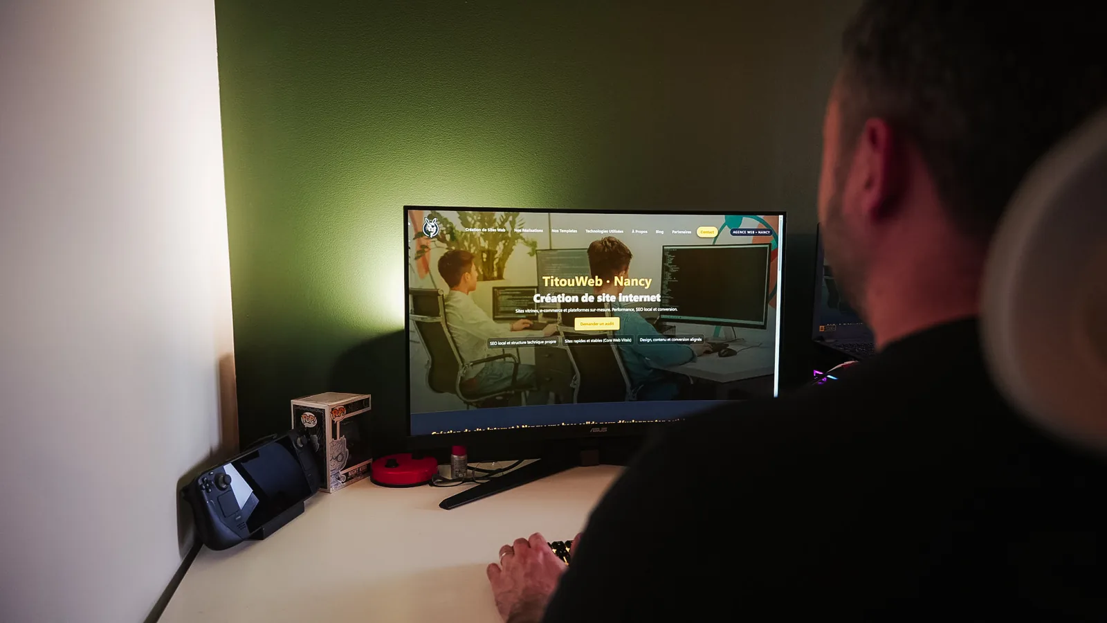 Développeur web travaillant sur la création d'un site internet à Nancy