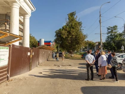 В ДК «Фестивальный» Таганрога ведется монтаж оконных блоков