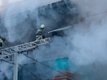 Крупный пожар уничтожил цех обувной фабрики в Ростовской области ночью 12 сентября