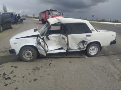 Сотрудники Госавтоинспекции Миллеровского района устанавливают обстоятельства ДТП на автодороге «Миллерово-Луганск»