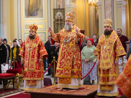 в Неделю 2-ю по Пасхе Глава Донской митрополии совершил Божественную литургию в Ростовском кафедральном соборе