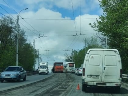 Бакинский мост Таганрога обследуют на наличие ям и выбоин