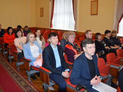 В Шахтах работников бытового обслуживания населения и жилищно-коммунального хозяйства поздравили с профессиональным праздником