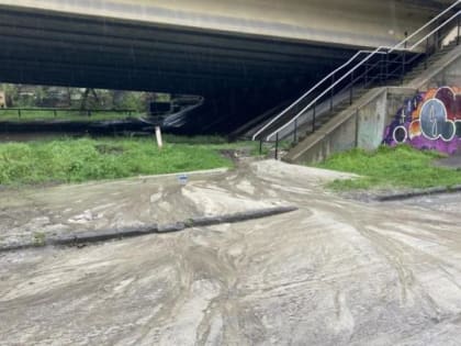 В Ростове после сильных ливней стал разрушаться мост через реку Темерник