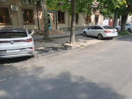 Ремонт дороги в переулке Красном: бассейн вместо парковки?