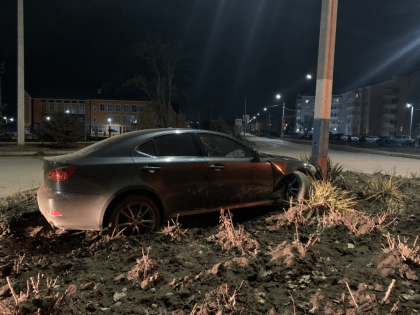 В Донецке «Лексус» вылетел «в кольцо»
