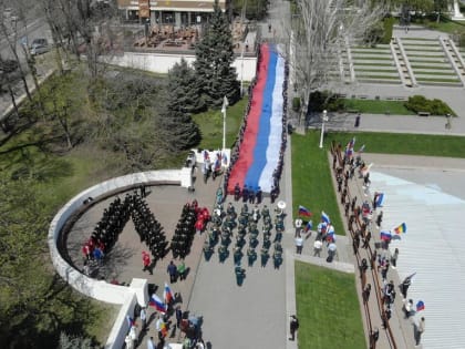 В ростовском парке Октябрьской Революции в Ростове-на-Дону прошел флешмоб в поддержку российской армии