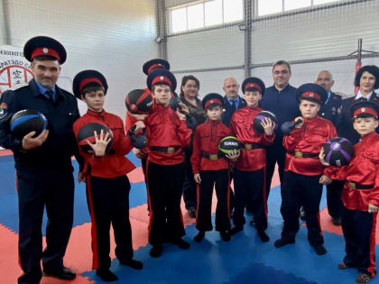 Депутат Сергей Рожков подарил спортивное оборудование юным казакам в Аксайском районе