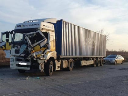 Под Ростовом дорогу не поделили два грузовика