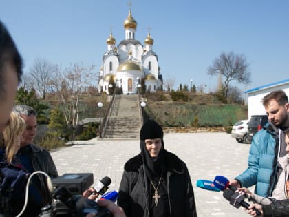 Журналисты международных, федеральных и региональных СМИ посетили беженцев на территории Свято-Иверского женского монастыря