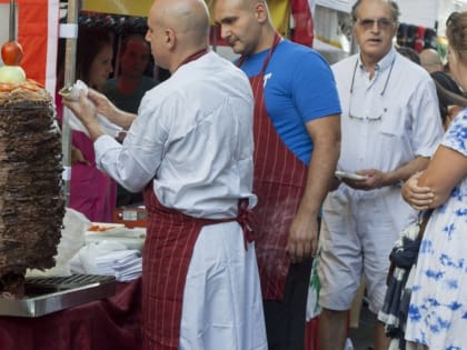 Самую длинную шаурму в городе вчера приготовили в Ростове на Западном