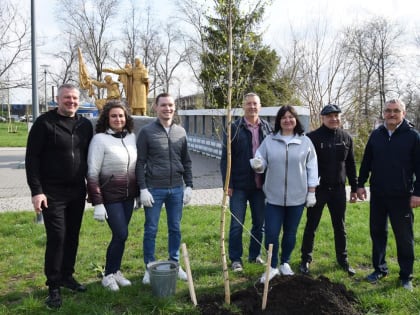 Депутаты городской Думы приняли участие в апрельском Дне древонасаждения