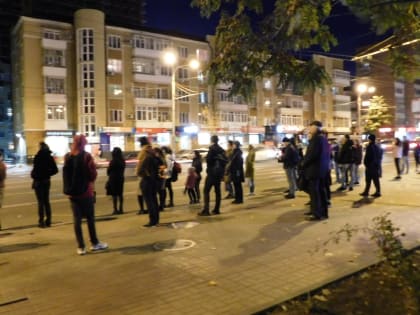 Ростовчане вынуждены идти домой пешком с детьми из-за нехватки автобусов вечером