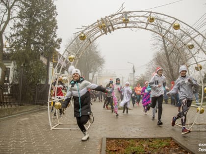 «Новогодняя перезагрузка»: в парке Таганрога прошел карнавальный забег