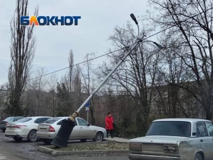 Опасность нависла над головами волгодонцев: фонарный столб может рухнуть в любую секунду