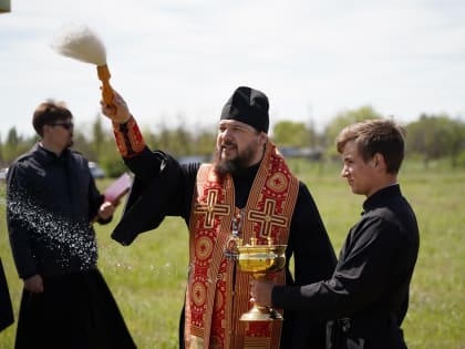 В день Радоницы глава Волгодонской епархии освятил крест на месте будущего храма на городском кладбище №3