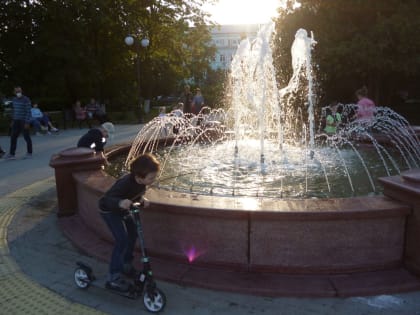 Работу фонтана на Октябрьской площади продлили на час