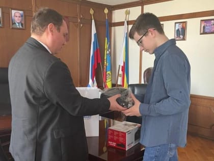 В рамках акции «Елка желаний» депутат Павел Бережной исполнил мечту школьника из Верхнедонского района