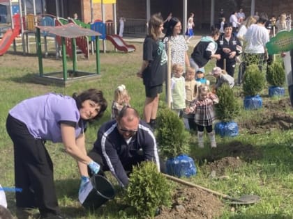 В детском саду на Мечникова, 58 сегодня появилась «Аллея детства»