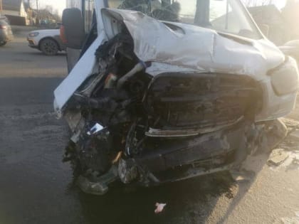 В Шахтах фура врезалась в микроавтобус