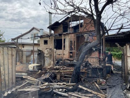 В ДНТ «Труд» пожар уничтожил дом одинокого пенсионера. Сейчас ему нужна помощь - помимо восстановления жилища пожилой мужчина нуждается в лекарствах, так как болен сахарным диабето