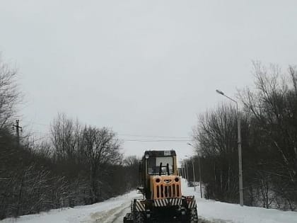 На территории Усть-Донецкого поселения ведется работа в круглосуточном режиме по уборке снега.