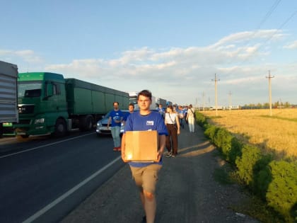 Донские «молодогвардейцы» раздали 1,5 тонны питьевой воды людям на пункте пропуска «Весело-Вознесенка»