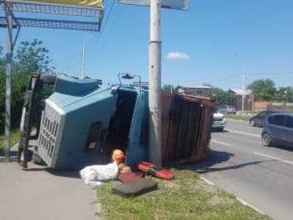 В Шахтах водитель мусоровоза наехал на бордюр и завалился на бок