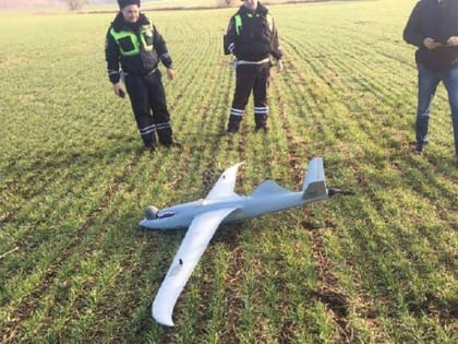 В сети обсуждают еще один беспилотник, якобы сбитый в Ростовской области. По данным телеграм-каналов, упавший в поле под Аксаем дрон принадлежал ВСУ