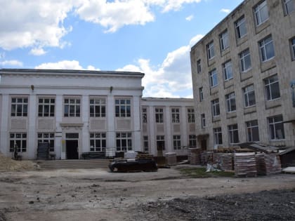 Депутаты донского парламента, городской Думы и члены Общественной палаты города проинспектировали ход ремонта гимназии имени Пушкина