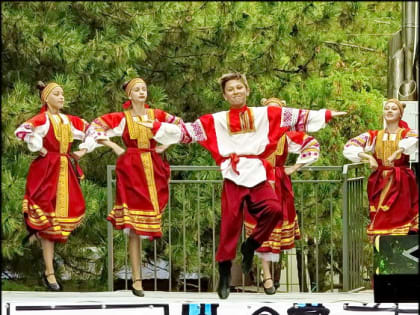 Первыми горожан с Днем рождения Волгодонска поздравили дети