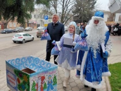 В Азовском районе состоялась предновогодняя акция «Коробка добра».