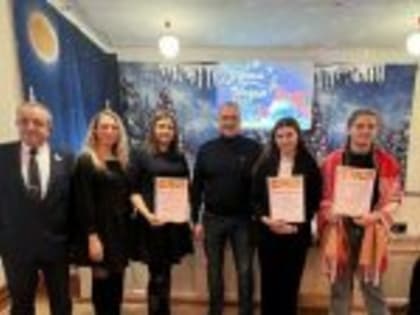 На округе депутата городской Думы Олега Данилова состоялось награждение победителей и участников конкурса на лучшее новогоднее оформление фасадов зданий