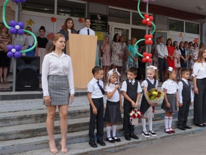Инна Титаренко поздравила с 1 сентября учеников 22-й школы Таганрога